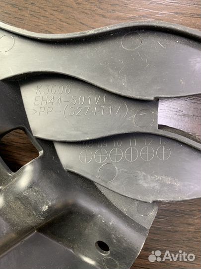 Кронштейн решетки бампера Mazda CX-7