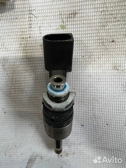 Форсунка топливная 03C906036M Volkswagen Touran