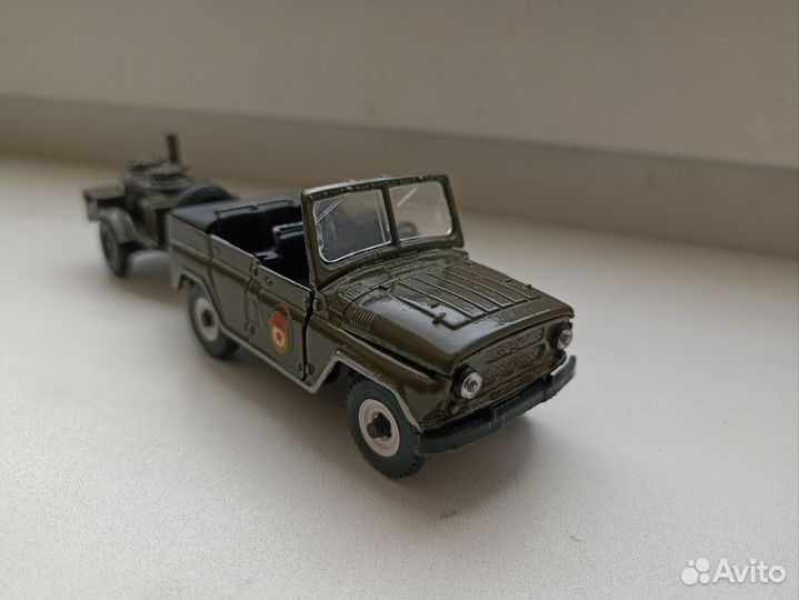 Модель автомобиля парадный УАЗ 469