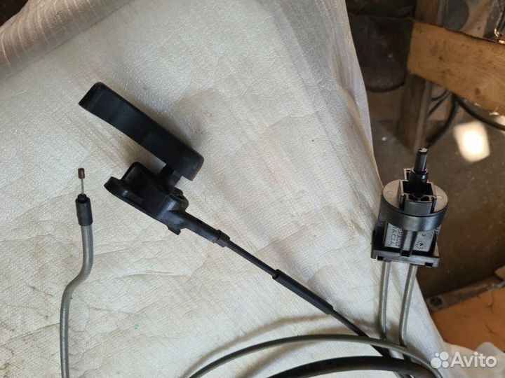 Трос замка капота Renault Sandero 2011