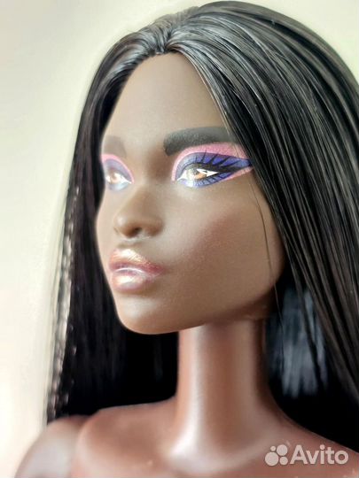 Кукла Barbie Симона Looks 10 на статичном теле