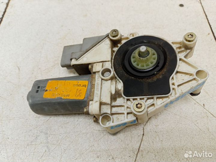 Моторчик заднего правого стеклоподъемника