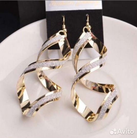 Длинные серьги в виде спирали волны капли