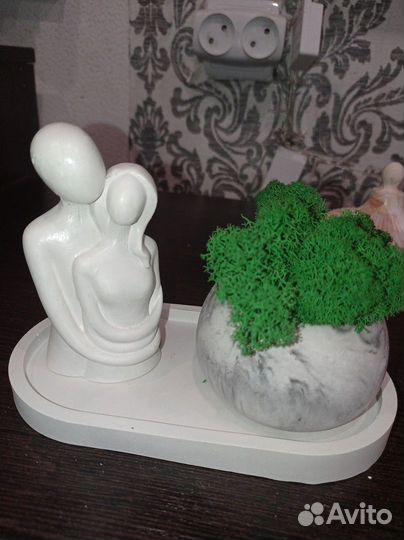 Гипсовая фигура и кашпо со мхом