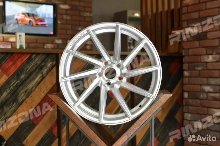 Литой диск в стиле vossen R19 5x112