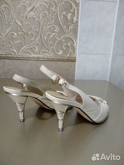 Босоножки кожаные