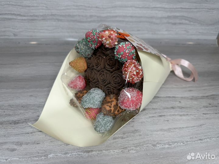 Съедобный букет из клубники в шоколаде