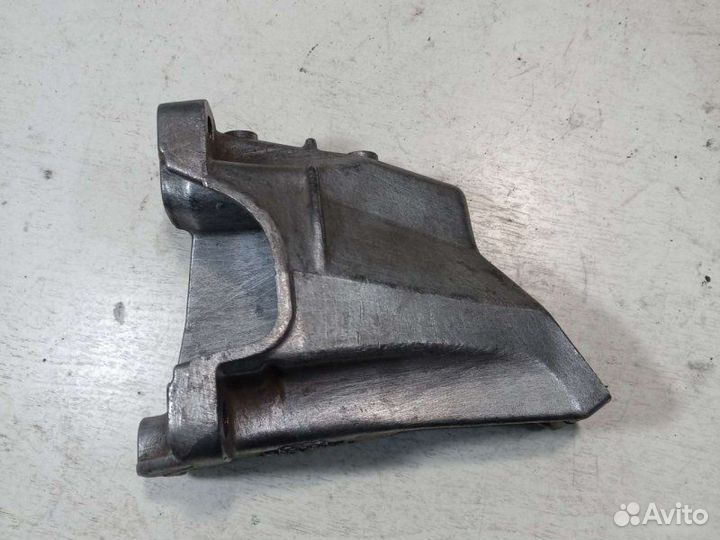 Опора кпп левая Audi 100 С4 2.8L