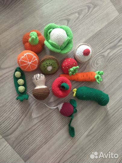 Синий трактор вязаный