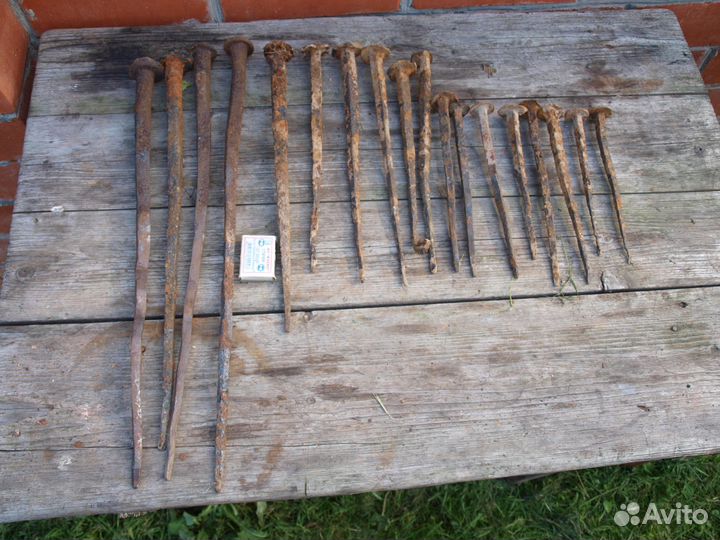 Старинный кованый гвоздь 