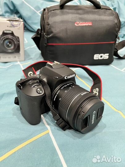 Зеркальный фотоаппарат Canon EOS 250D