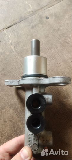 Главный тормозной цилиндр на Фольксваген Пассат B5