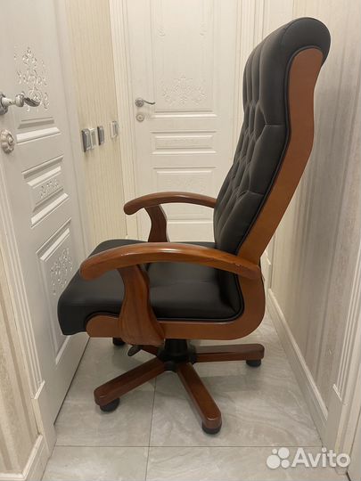 Компьютерное кресло руководителя