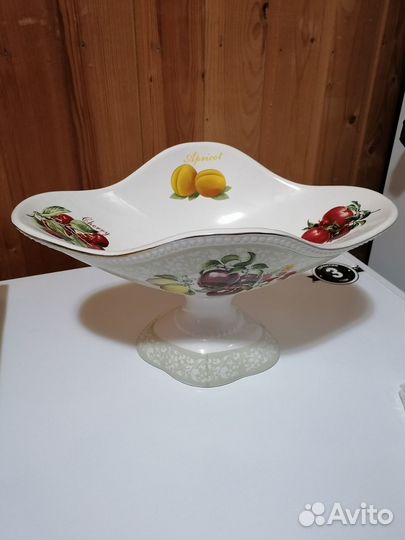 Ваза для фруктов на ножке