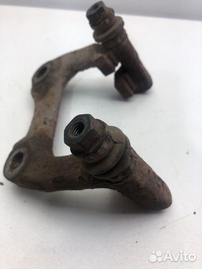 Скоба суппорта задняя Гольф 5 Джетта