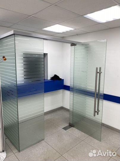 Стеклянная перегородка и дверь