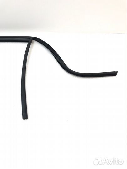 Уплотнитель стекла двери задний левый Bmw 1-Series