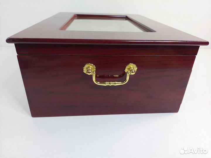 Деревянный лакированный сундук