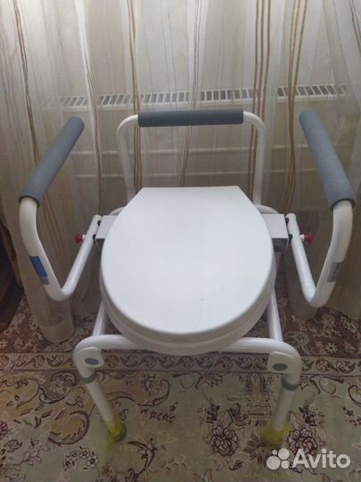 Кресло-туалет с откидными подлокотниками