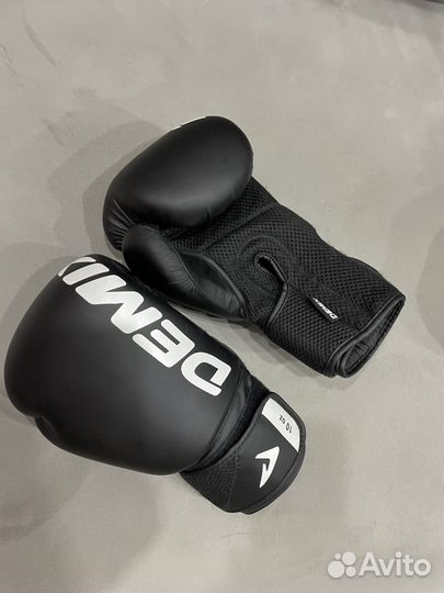 Боксерские перчатки и шлем