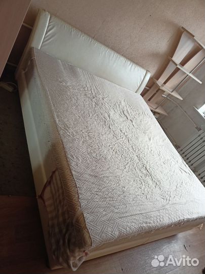 Отдам бесплатно двуспальную кровать б/у