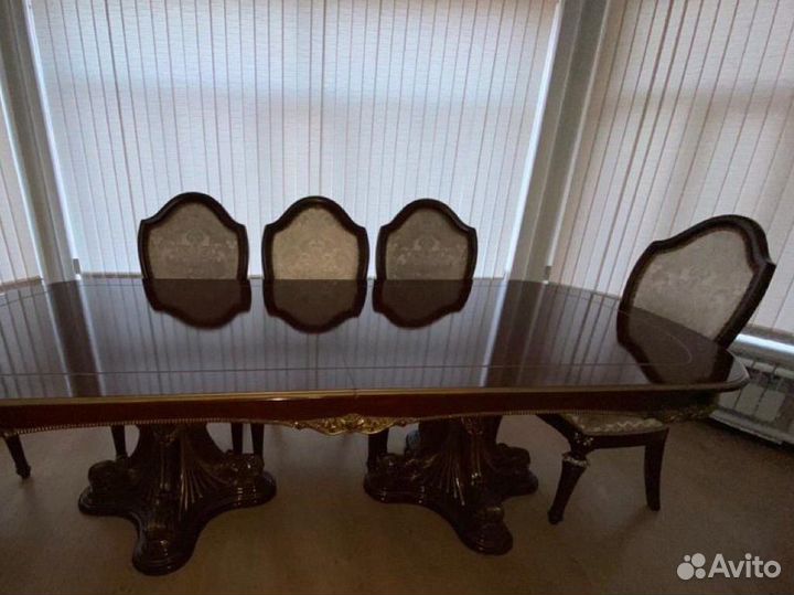 Стол и стулья