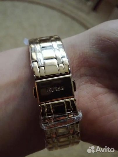 Женские наручные часы Guess