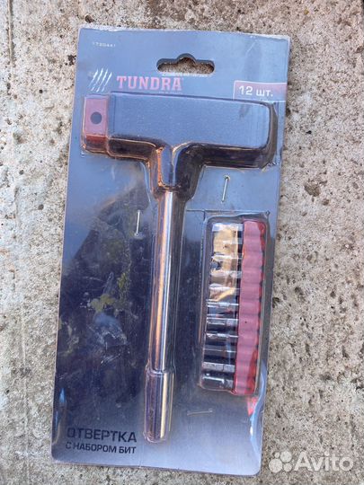 Отвертка с набором бит