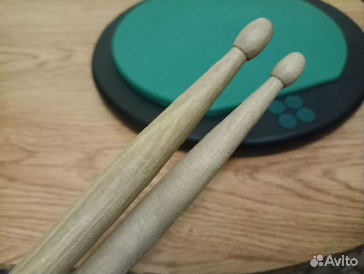 Пэд с барабанными палочками