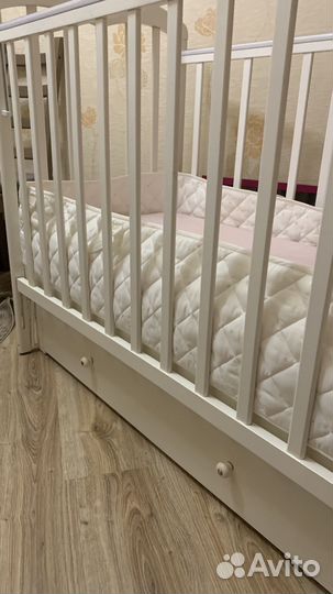 Детская кроватка с маятником и ящиком