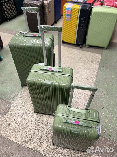 Глянцевые чемоданы из полипропилена