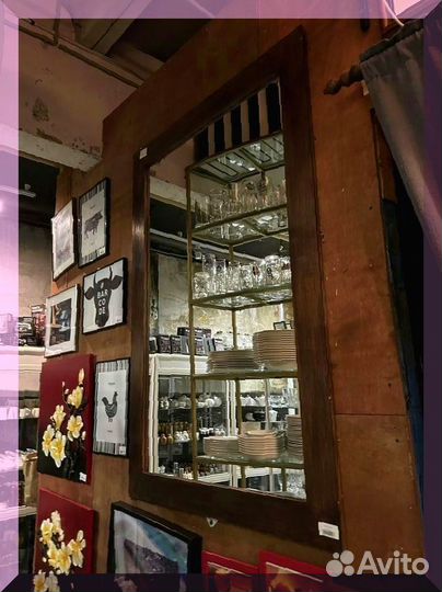 Большое зеркало в деревянной раме