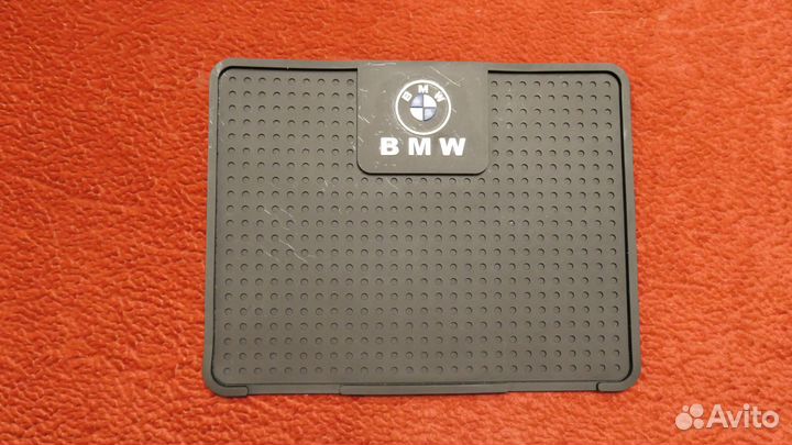 Коврик противоскользящий на панель BMW