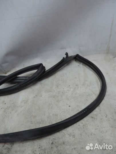 Уплотнитель двери передний левый Toyota Allex 2001