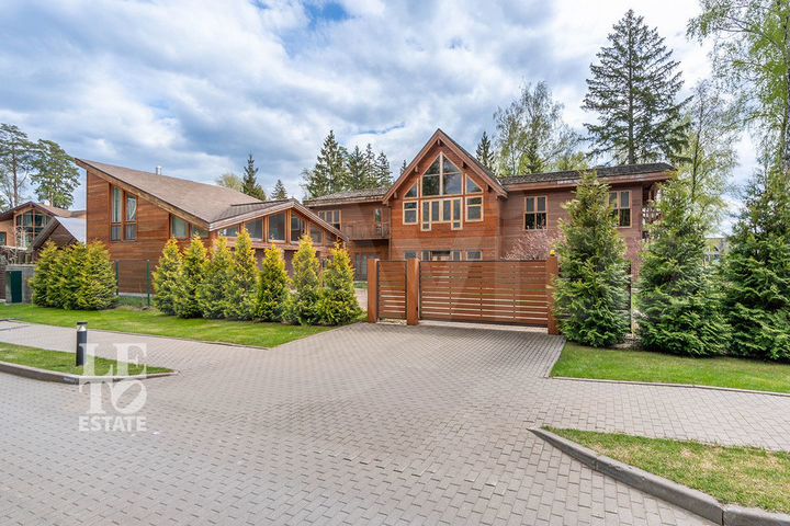 Дом 432,7 м² на участке 24,6 сот.