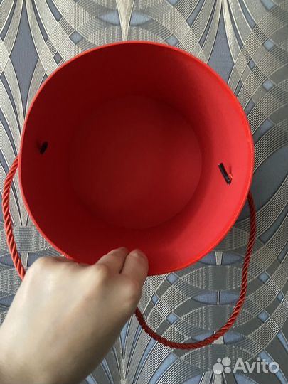 Подарочная коробка круглая красная