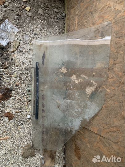 Стекло переднее левое