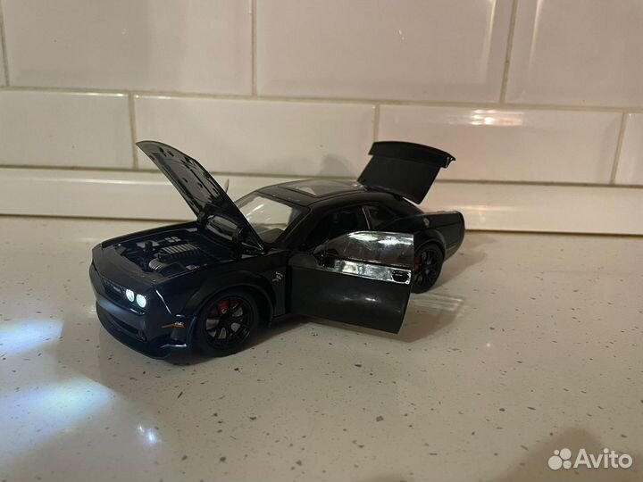 Коллекционная машинка Dodge Challenger SRT 1:24