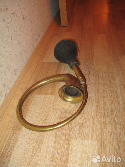 Большой клаксон медный. гудит громко