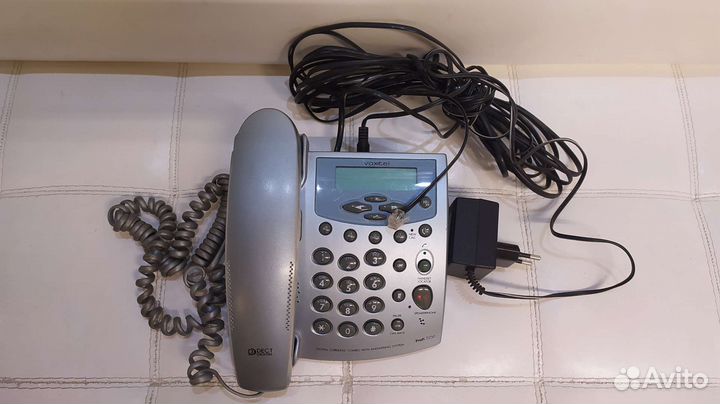 Стационарный телефон с длинным проводом