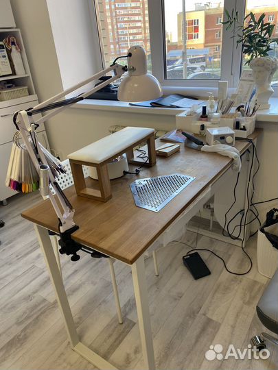 Стол для маникюра и выкатная тумба