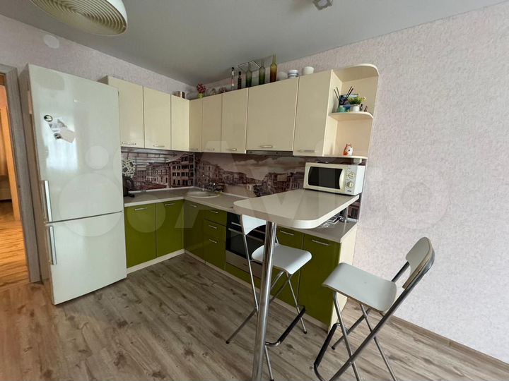 2-к. квартира, 60 м², 1/10 эт.