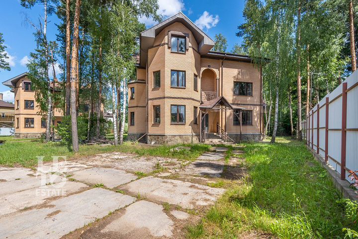 Дом 311,1 м² на участке 13,2 сот.
