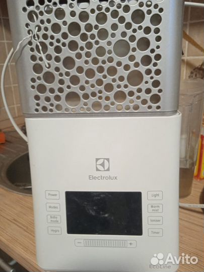 Увлажнитель воздуха Electrolux EHU-3715D, белый