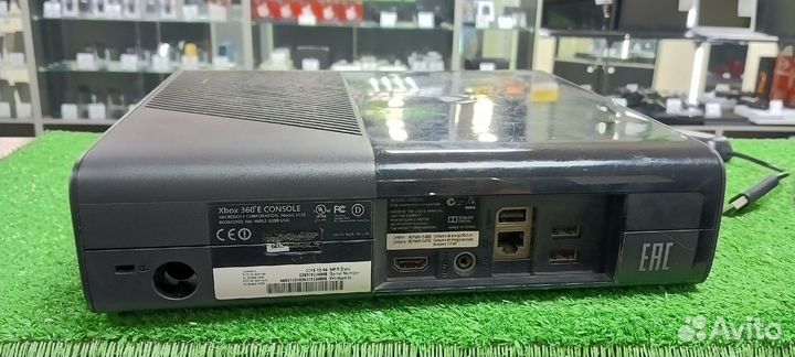 Microsoft Xbox 360 E 250 гб HDD, 35 игр