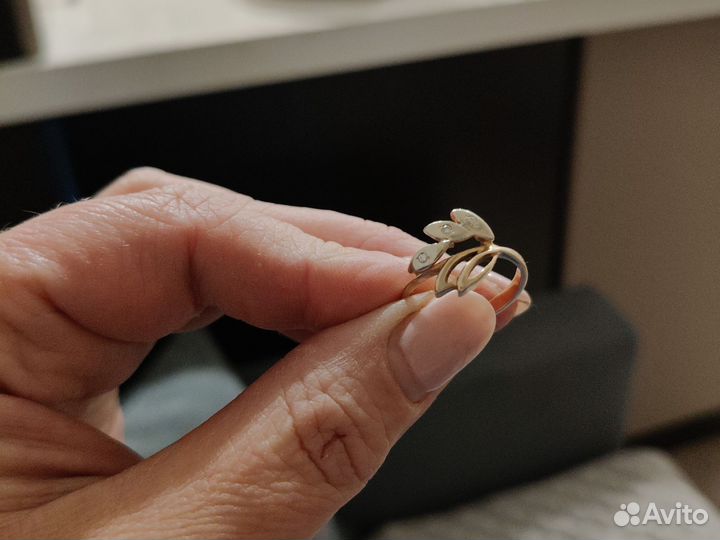 Золотое кольцо с бриллиантом