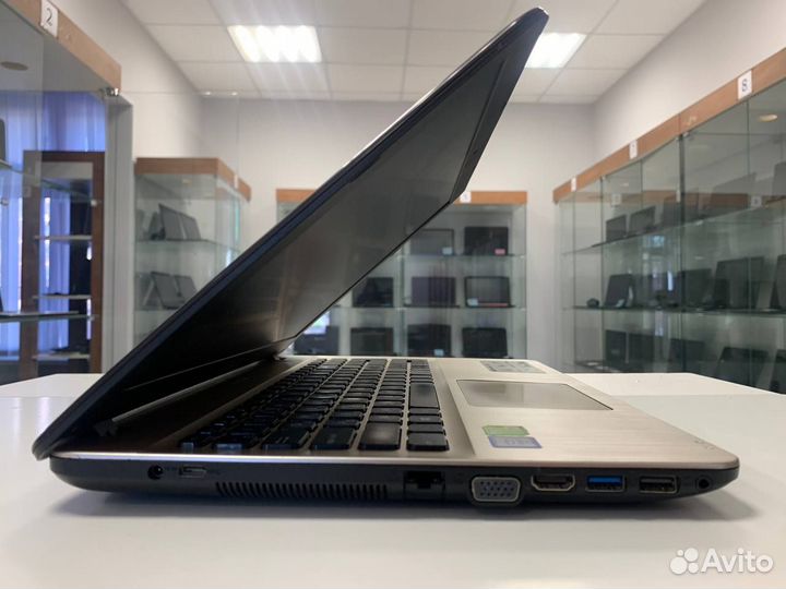 Игровой ноутбук Asus (Core i3-6th/ 8gb/ 920M/ SSD)