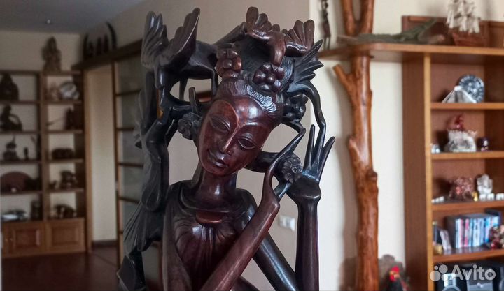 Статуэтка из красного дерева