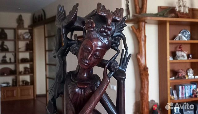 Статуэтка из красного дерева