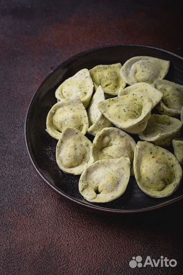 Зеленые равиоли с креветкой и сыром